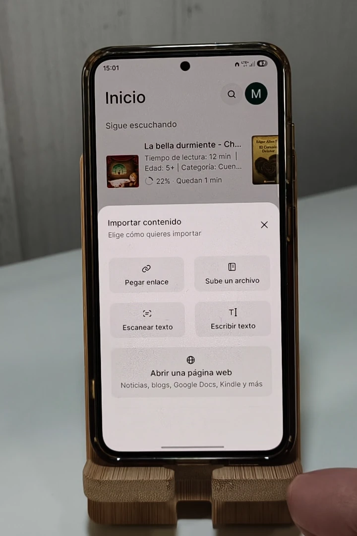 Menú de ElevenReader para subir un archivo EPUB o PDF desde el teléfono