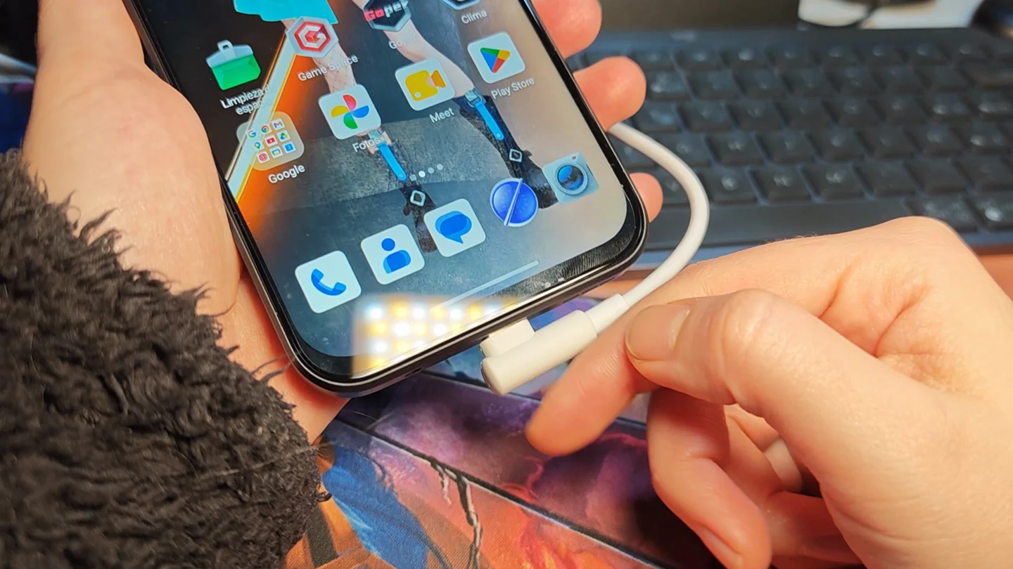 Conectando el cable de carga al nubia Neo 5 5G