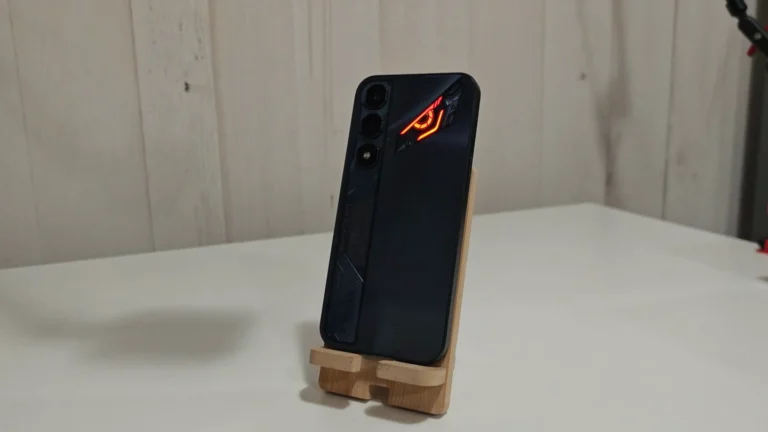 Diseño completo del nubia Neo 5 5G con iluminación trasera RGB encendida