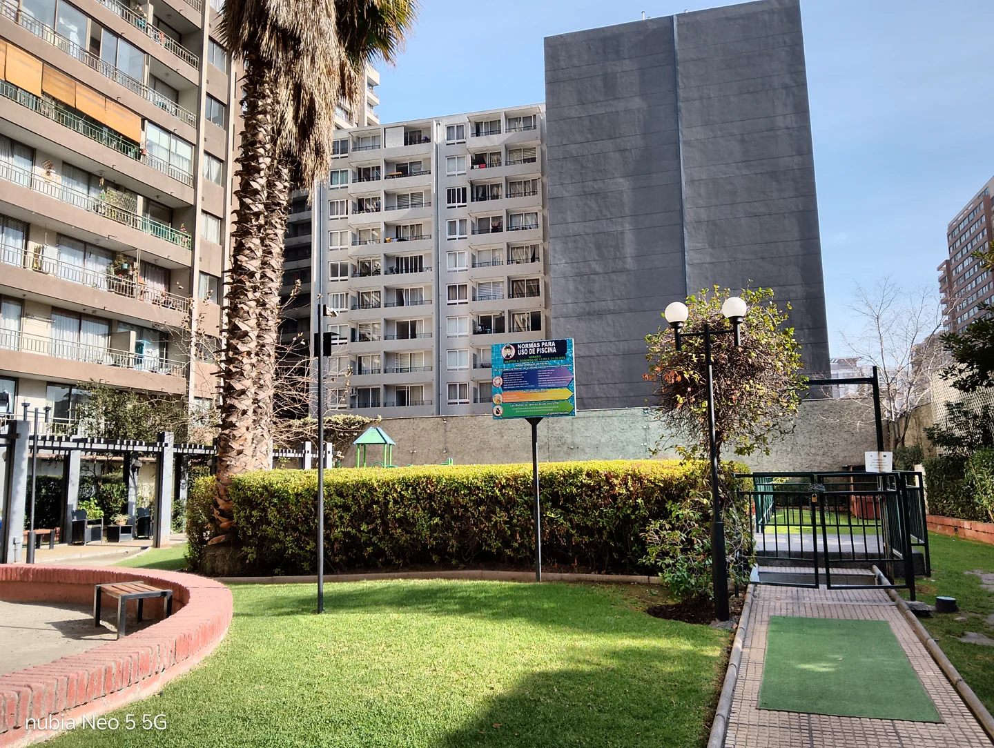 Fotografía diurna del jardín tomada con la cámara principal del nubia Neo 5 5G