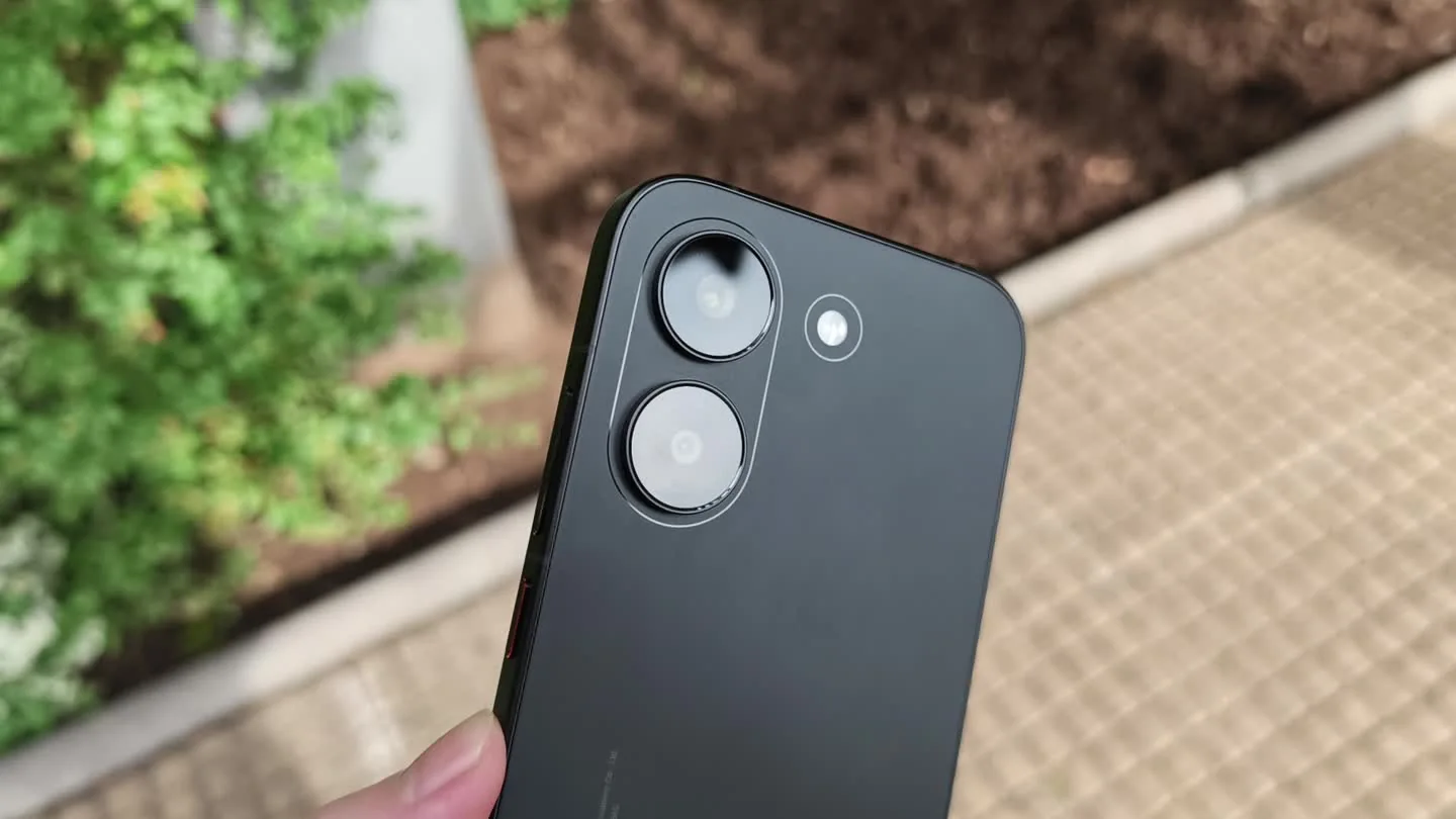 Detalle de las dos cámaras traseras del POCO X8 Pro