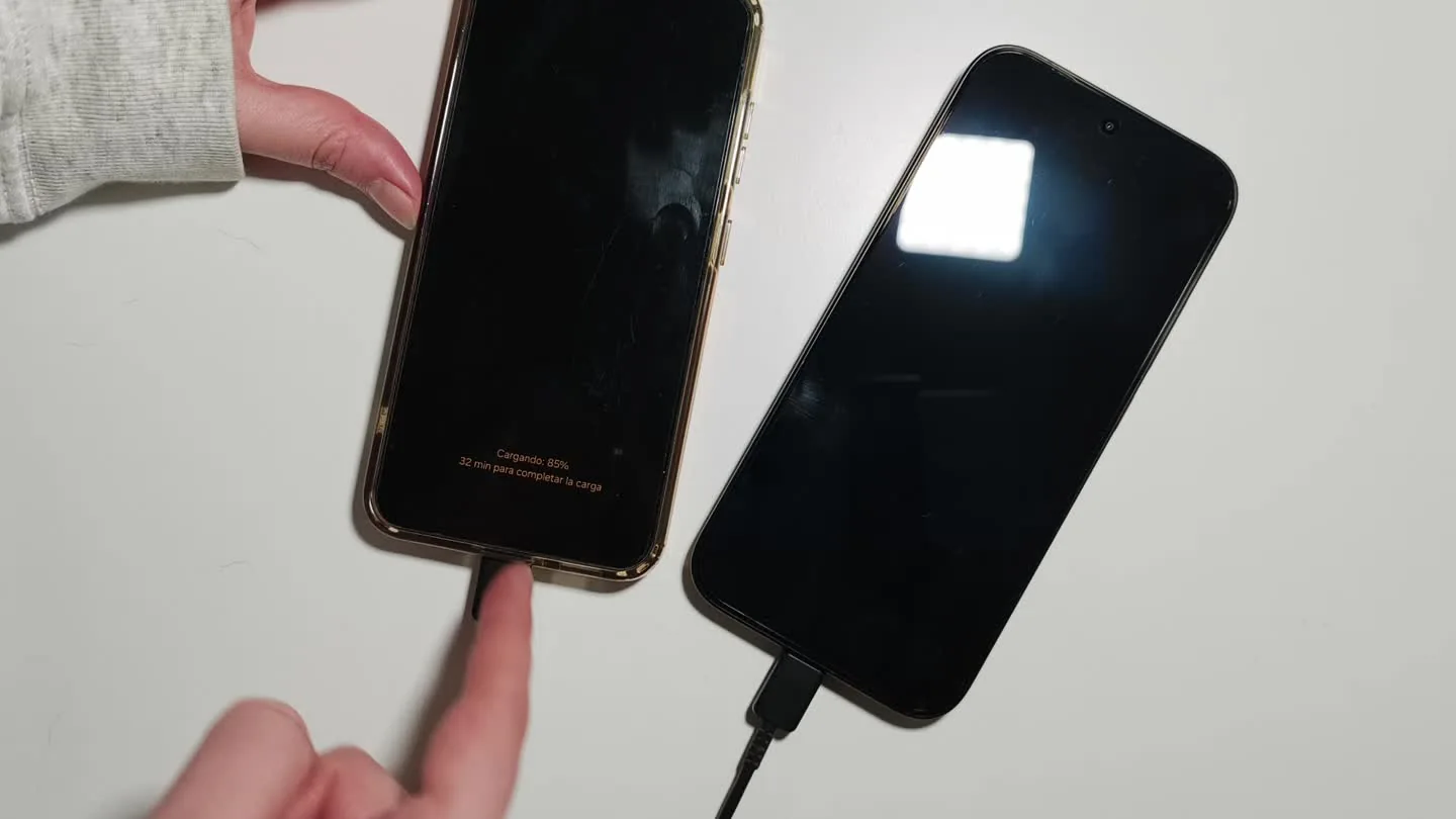POCO X8 Pro conectado por USB a una luz durante la prueba de carga inversa
