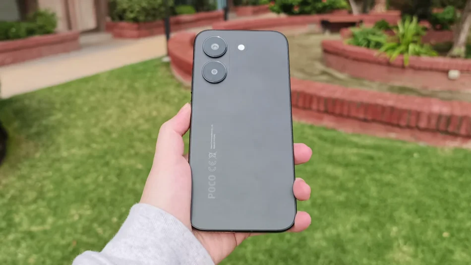 POCO X8 Pro negro: diseño trasero completo, con ambas cámaras y todos los bordes visibles