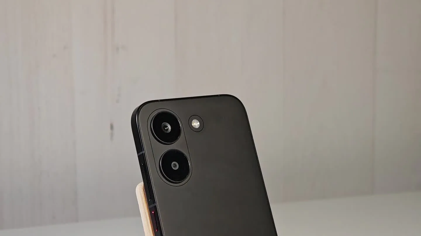 Diseño trasero del POCO X8 Pro negro y marco metálico