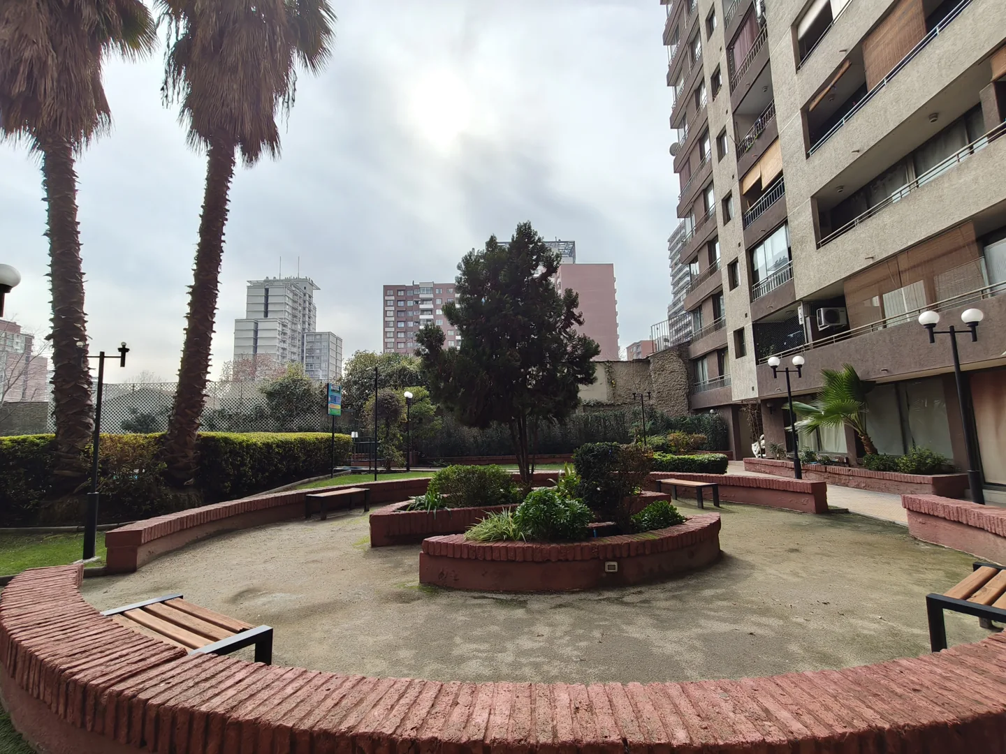 La misma escena del jardín con el ultra gran angular 0,6x del POCO X8 Pro