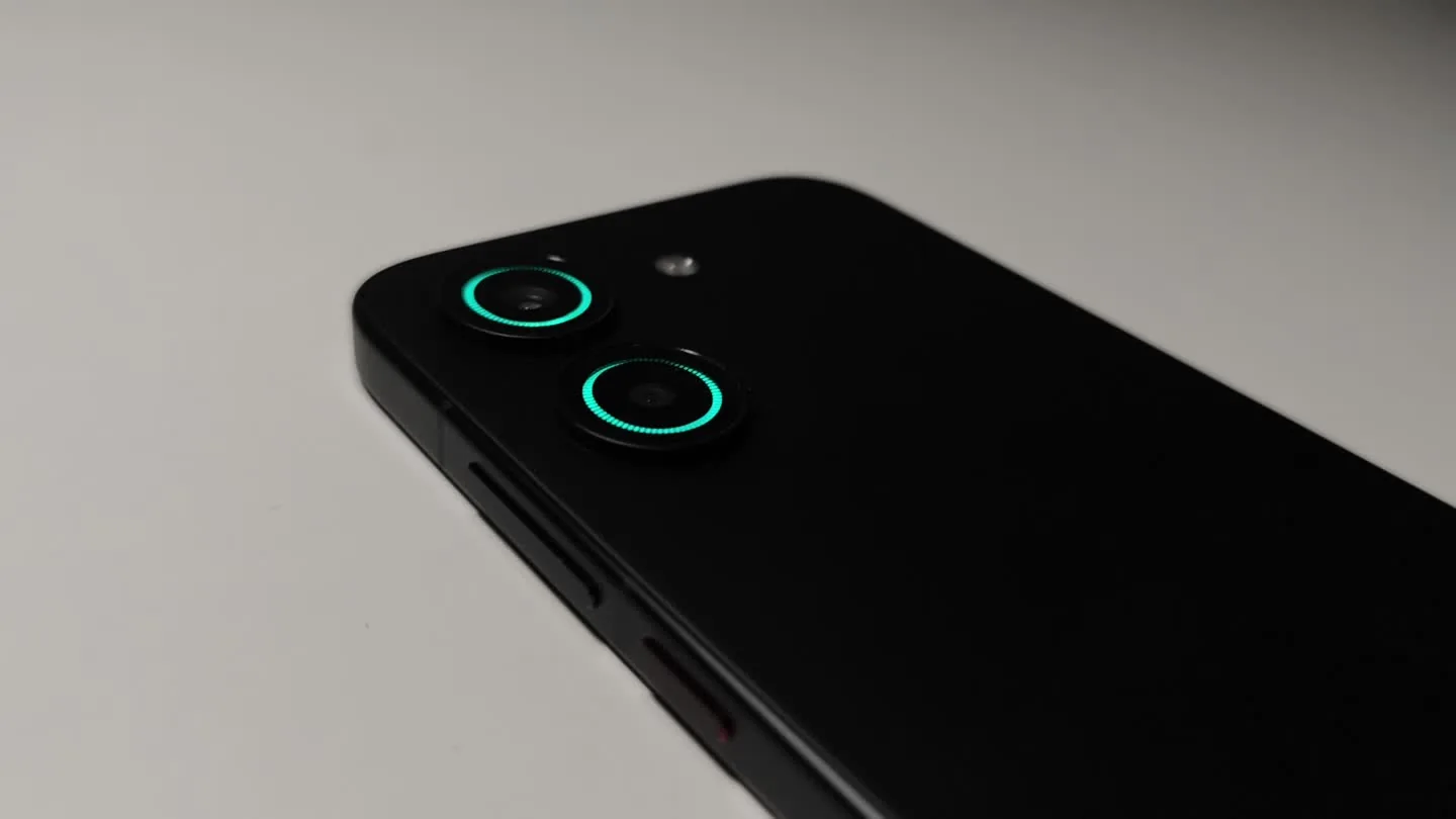 Aros RGB verdes alrededor de las cámaras del POCO X8 Pro