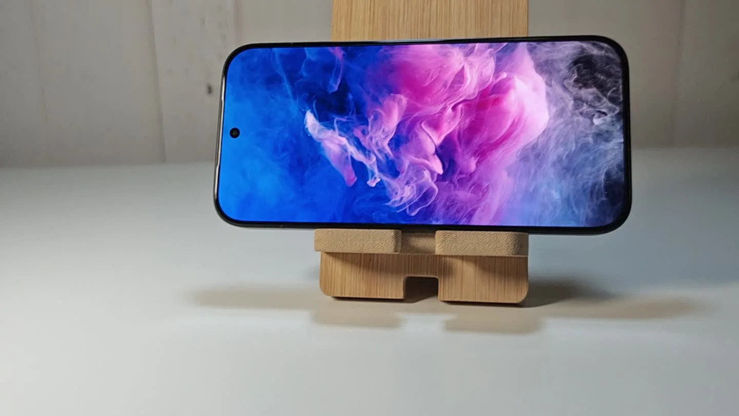 Pantalla AMOLED del POCO X8 Pro reproduciendo contenido a color