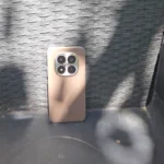 Diseño completo y cámaras del Redmi Note 15 Pro Plus café moca al aire libre
