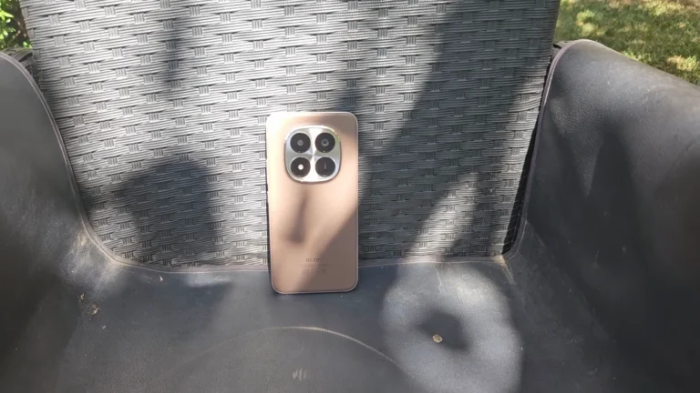 Diseño completo y cámaras del Redmi Note 15 Pro Plus café moca al aire libre