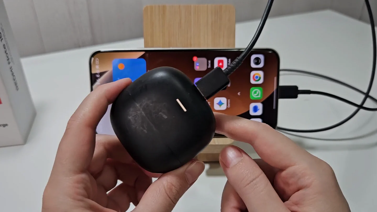 Redmi Note 15 Pro Plus cargando unos audífonos por cable
