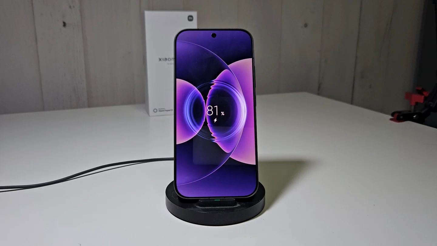 Xiaomi 17 colocado en una base de carga inalámbrica