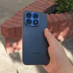 Diseño completo y cámaras del Xiaomi 17 en la mano, al aire libre