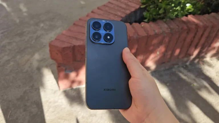 Diseño completo y cámaras del Xiaomi 17 en la mano, al aire libre