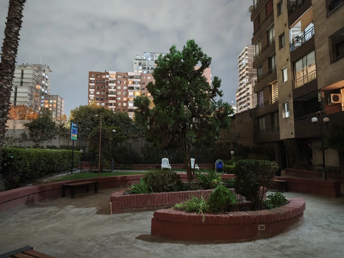 Fotografía nocturna del jardín y los edificios tomada con el Xiaomi 17