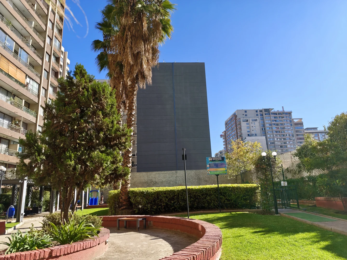 Foto diurna del jardín con la cámara principal del Xiaomi 17, focal equivalente de 23 mm