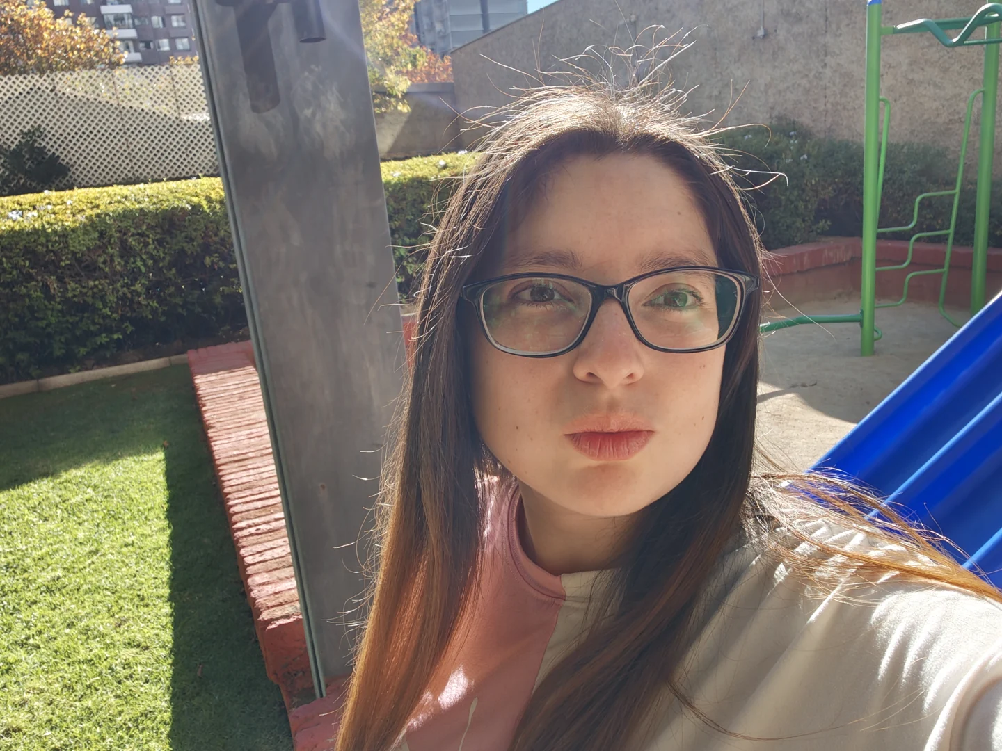 Selfie de Maka a contraluz tomada con la cámara frontal del Xiaomi 17
