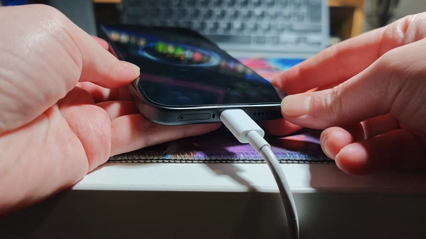 Xiaomi 17T conectado por USB-C durante la prueba de carga
