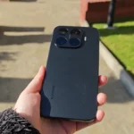 Diseño completo del Xiaomi 17T negro y módulo de cámaras Leica al aire libre