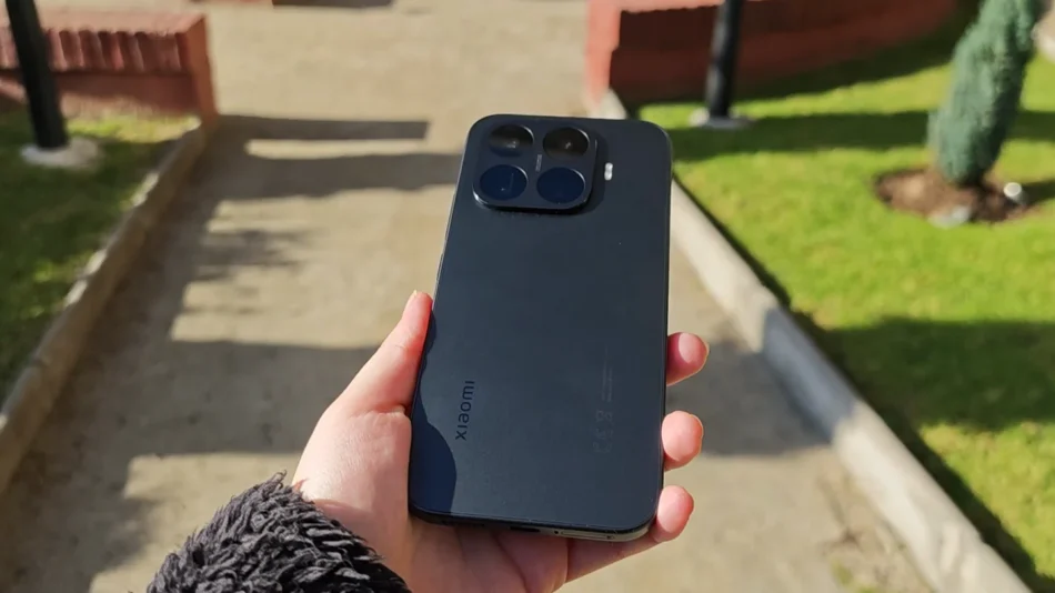 Diseño completo del Xiaomi 17T negro y módulo de cámaras Leica al aire libre