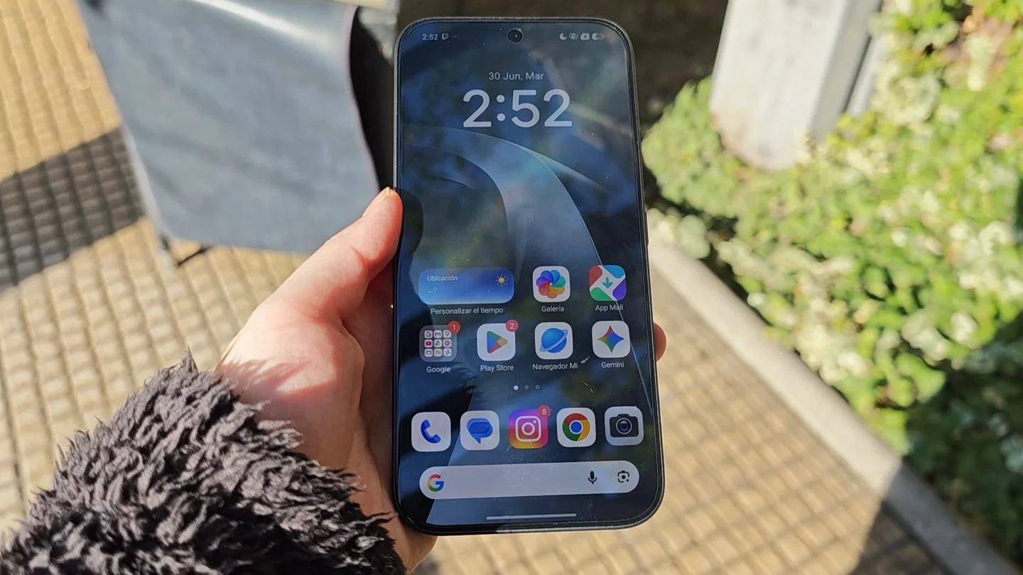 Pantalla del Xiaomi 17T con aplicaciones visibles bajo el sol
