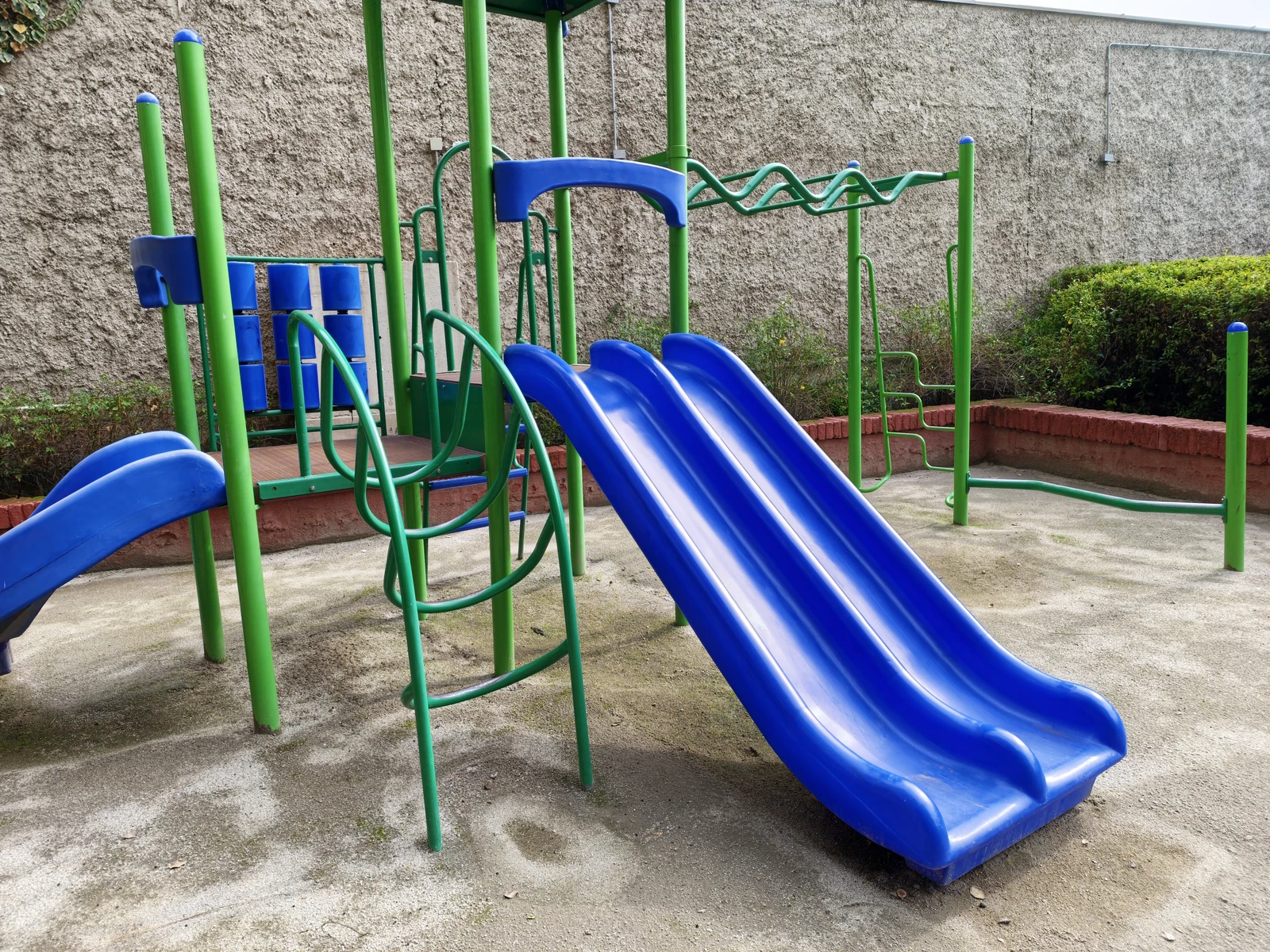 Fotografía del juego infantil tomada con la cámara principal del Xiaomi 17T Pro a 1x.