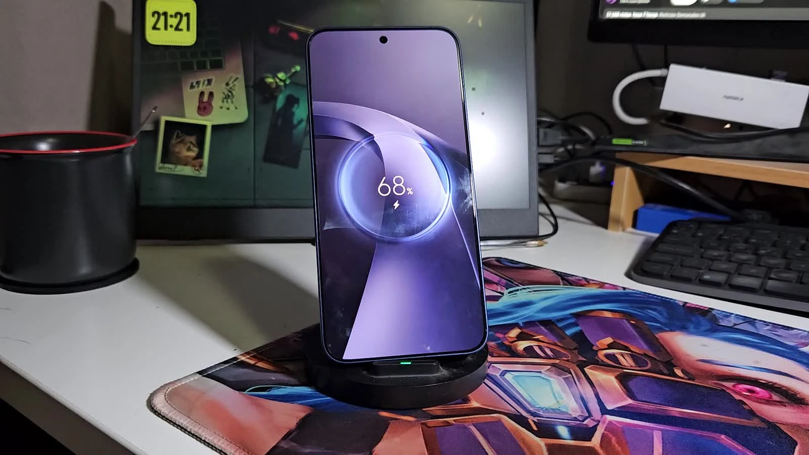 Xiaomi 17T Pro sobre la base inalámbrica con el indicador de carga al 68 %.