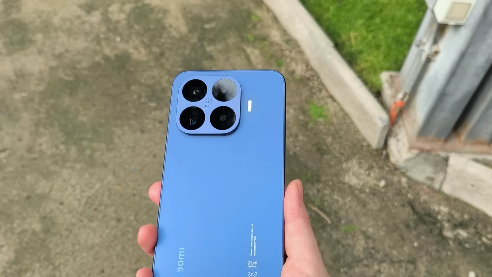 Xiaomi 17T Pro azul sostenido con una mano durante las pruebas de Maka Tech.