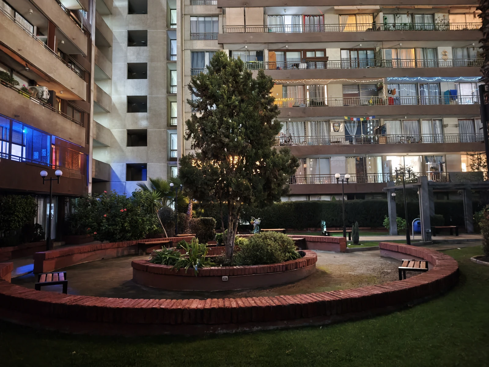 Edificio y jardín de noche fotografiados con la cámara principal del Xiaomi 17T Pro.