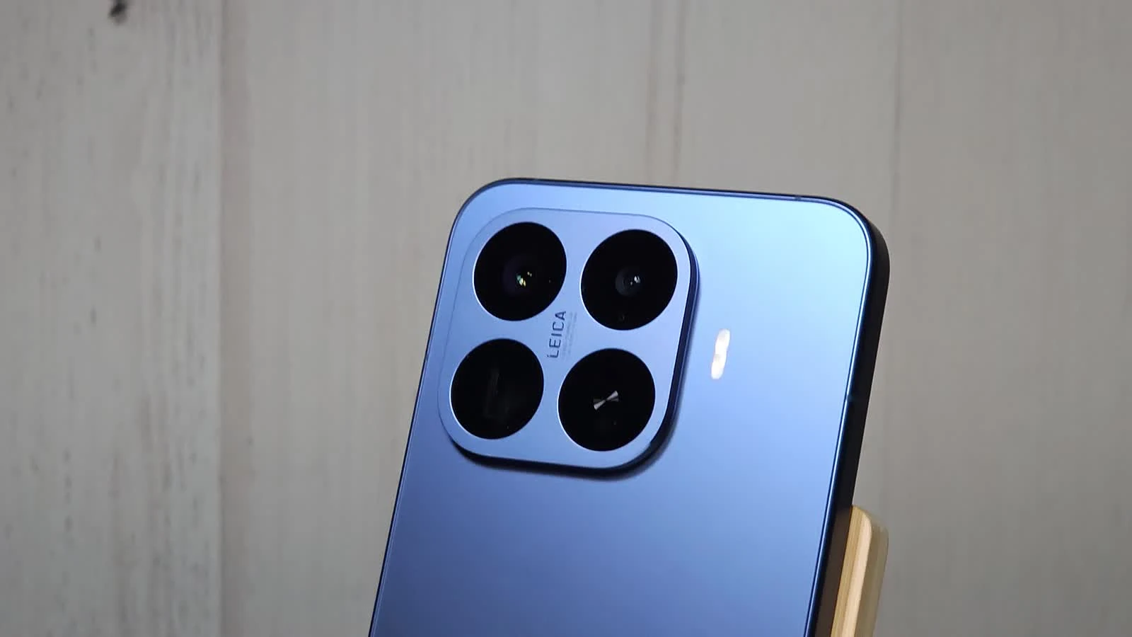 Detalle del módulo trasero de cámaras Leica del Xiaomi 17T Pro azul.