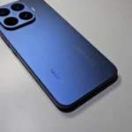 Vista de la parte trasera azul y el módulo de cámaras del Xiaomi 17T Pro.