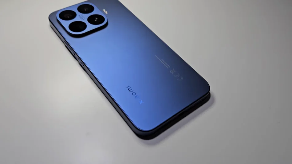 Vista de la parte trasera azul y el módulo de cámaras del Xiaomi 17T Pro.