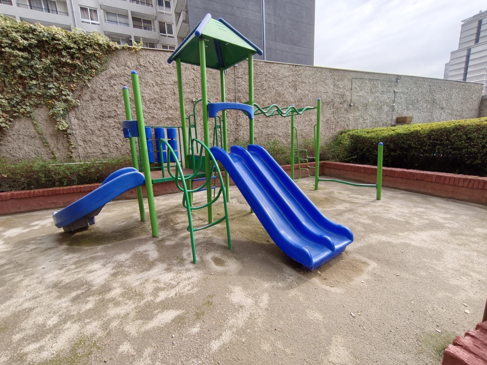 La misma zona de juegos fotografiada con el ultra gran angular del Xiaomi 17T Pro.