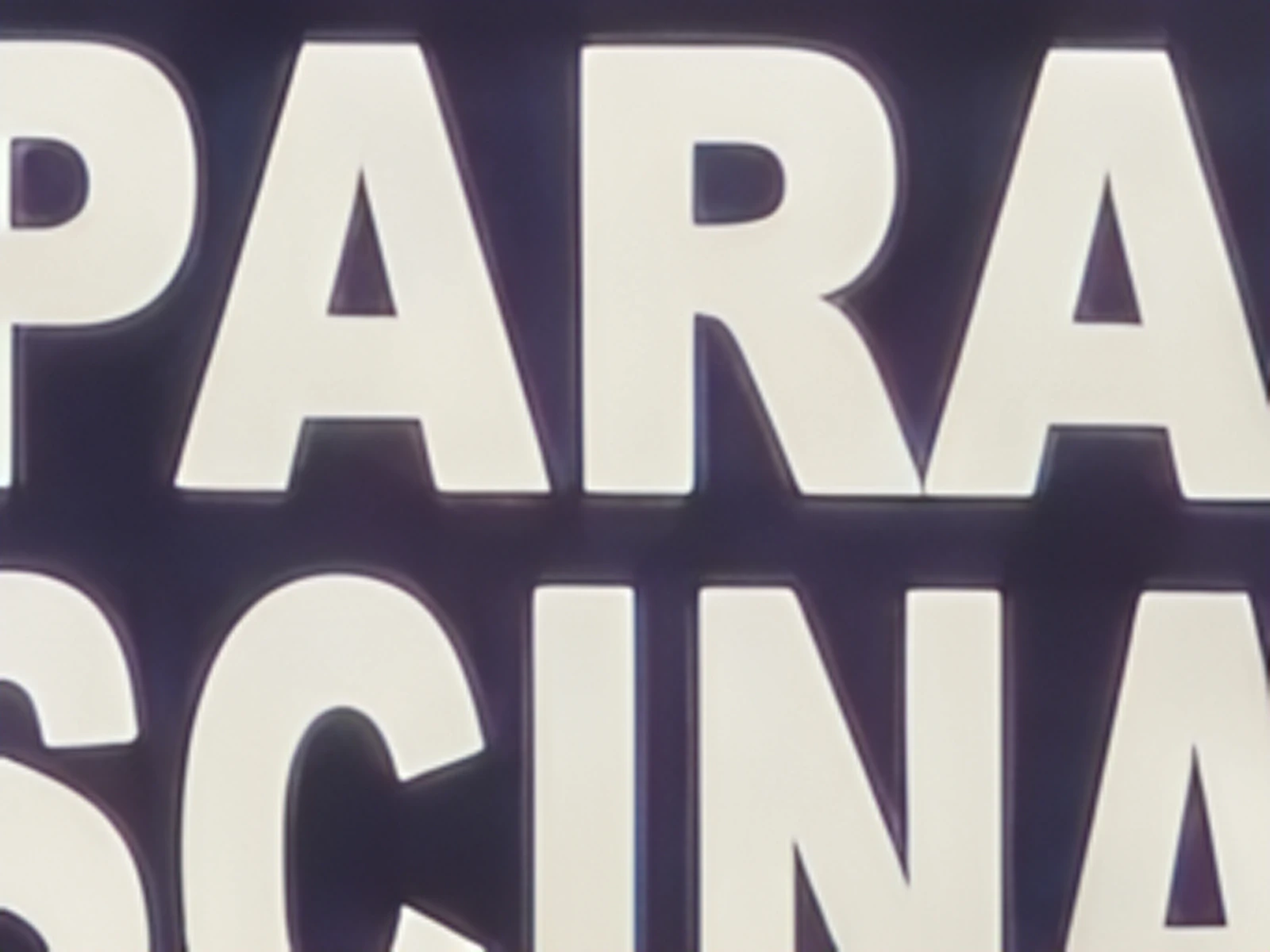 Detalle de las letras del cartel fotografiado a 120x digital con el Xiaomi 17T Pro.