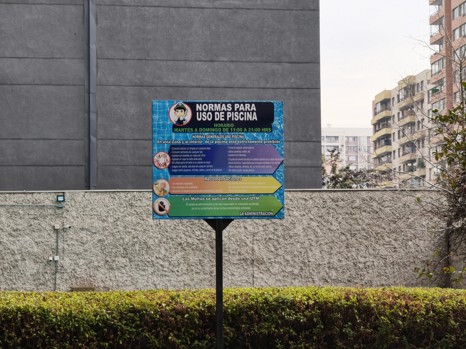 Cartel de normas de piscina fotografiado con el teleobjetivo 5x del Xiaomi 17T Pro.