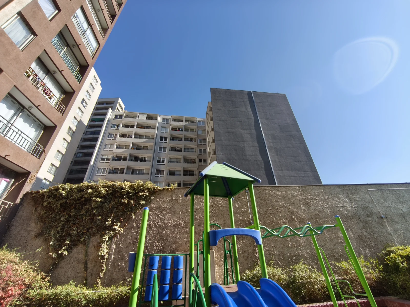 Foto del patio con el ultra gran angular de 15 mm del Xiaomi 17T