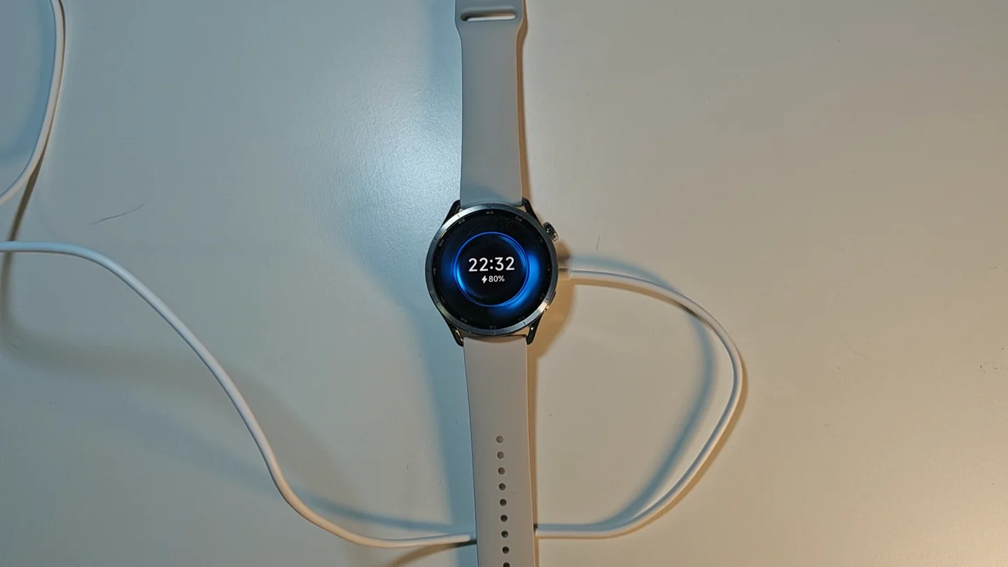 Xiaomi Watch S5 conectado a su cable de carga magnético