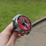 Xiaomi Watch S5 plateado con la caja y la corona completas, sostenido al aire libre