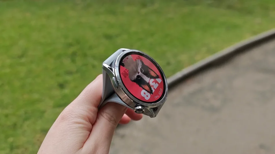 Xiaomi Watch S5 plateado con la caja y la corona completas, sostenido al aire libre