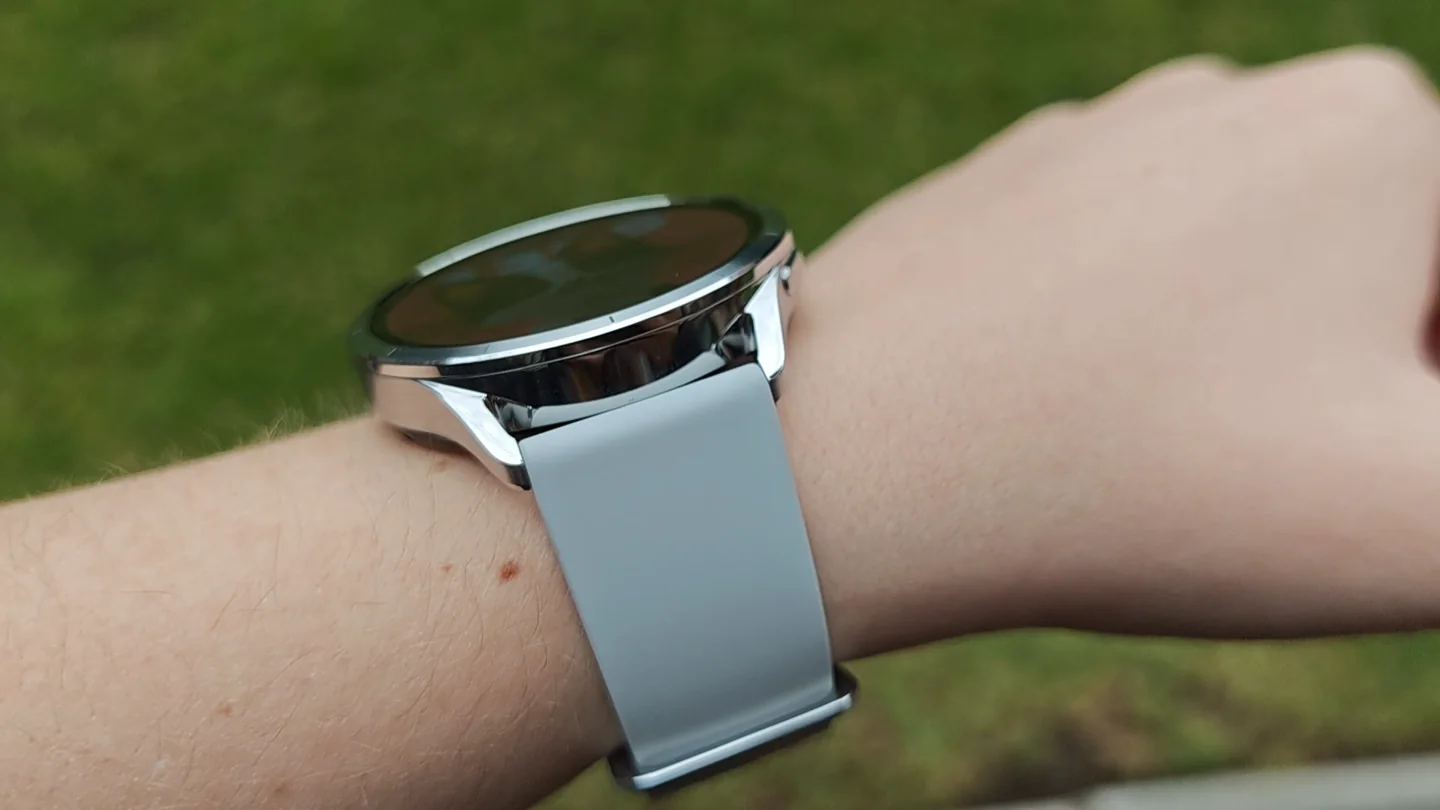 Perfil de acero y correa del Xiaomi Watch S5 en la muñeca