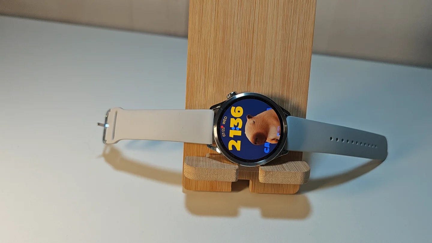 Xiaomi Watch S5 con una esfera personalizada y la correa extendida