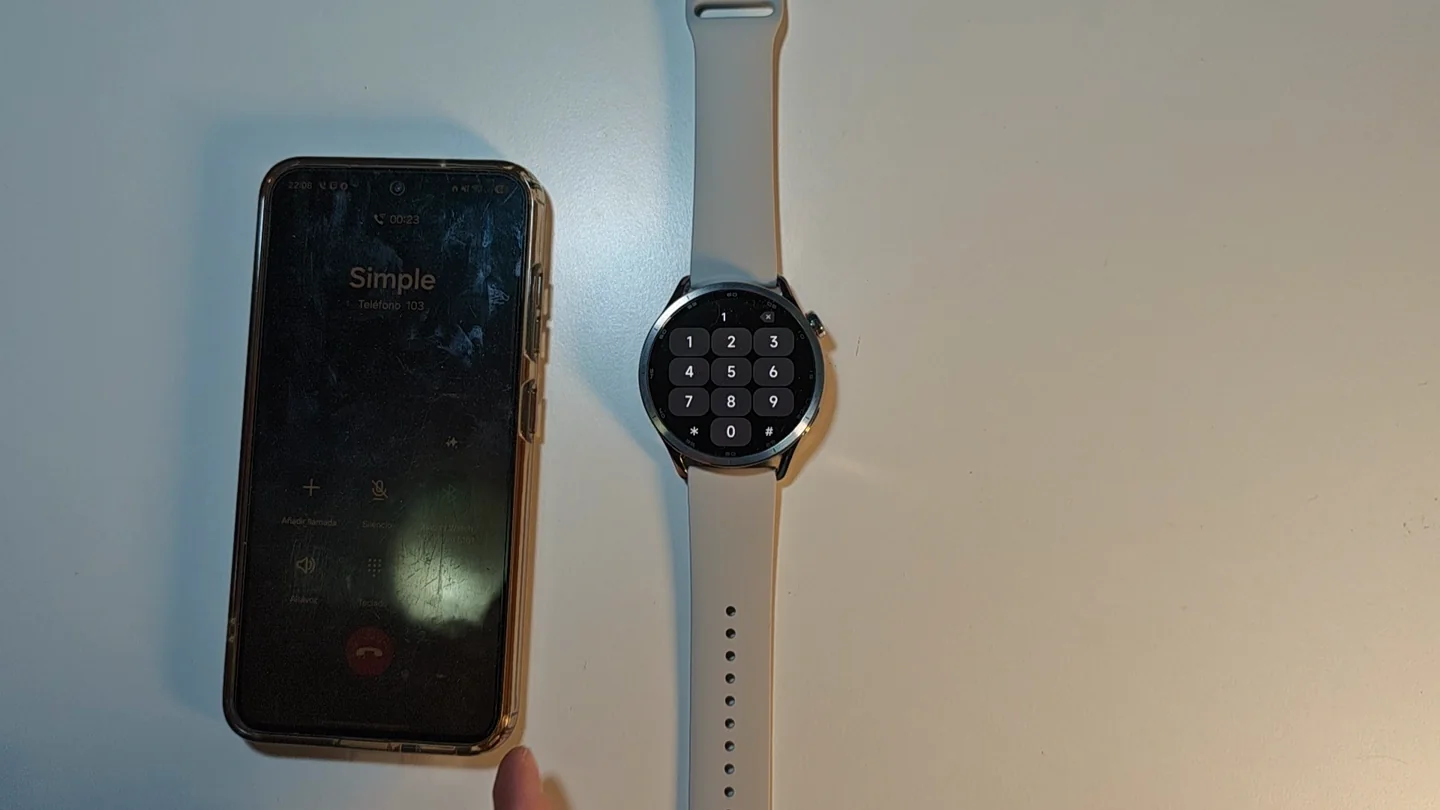 Teclado de llamadas del Xiaomi Watch S5 junto al teléfono vinculado