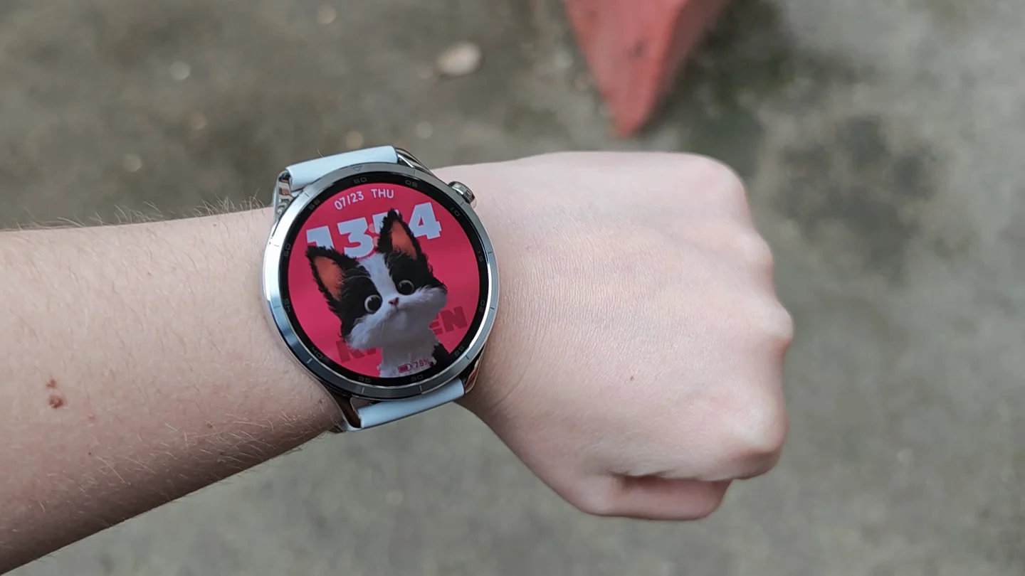 Pantalla del Xiaomi Watch S5 con esfera personalizada al aire libre